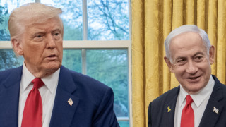 Дональд Трамп (слева) и Беньямин Нетаньяху смотрят в одну сторону, но по-разному