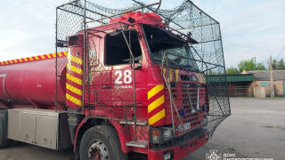 Поврежденный в результате российской атаки автомобиль спасательной службы Украины, 10 мая 2026