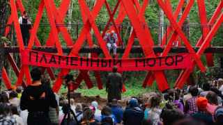 Этот 30-метровый деревянный мост тянется над глубоким оврагом, контрастируя с окрестностями по форме и цвету.