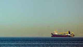 Суда стоят на якоре у берегов Дубая 