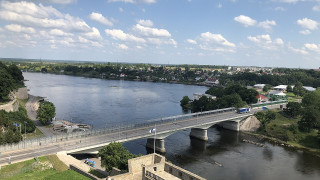 Вид на Нарвский мост Дружбы с башни Нарвского замка