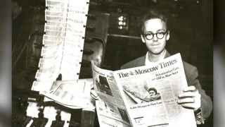 Дерк Сауэр с первым номером The Moscow Times. Москва, 1992 год