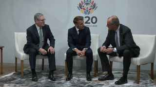 Премьер Великобритании Кир Стармер, президент Франции Эммануэль Макрон и канцлер Германии Фридрих Мерц в кулуарах саммита G20 в Йоханнесбурге, 23 ноября 2025