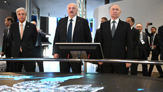 Александр Лукашенко (в центре) критикует Путина за высокий утильсбор, а президент Казахстана Касым-Жомарт Токаев (слева) уже ввел ответные меры