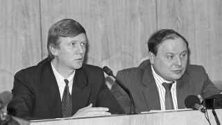 «Отец приватизации» Анатолий Чубайс (слева) и президент (1993—1995) Всероссийской ассоциации приватизируемых и частных предприятий Егор Гайдар