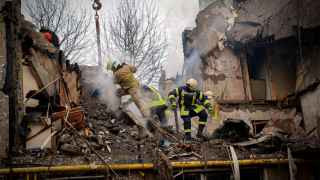 Разрушенный российским ударом дом в Сумах