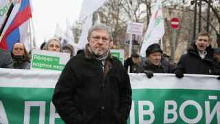 Григорий Явлинский во время антивоенной манифестации