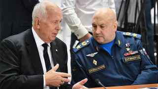 Гендиректор «Ростеха» Сергей Чемезов и командующий Воздушно-космическими силами России Сергей Суровикин