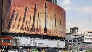 Плакат с изображением летящих иранских ракет в Тегеране