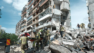 Последствия российского удара по жилому дому в Киеве
