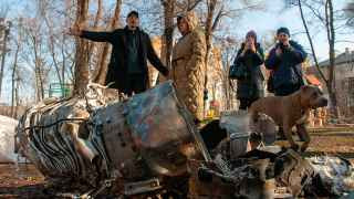 На территорию Украины вторглись российские военные, наносятся ракетные и бомбовые удары с земли, моря и воздуха. Российские военные утверждают, что удары наносятся только по военный объектам, но украинская сторона публикует многочисленные фото- и видео-свидетельства того, что ракеты и бомбы падают на жилые районы. 