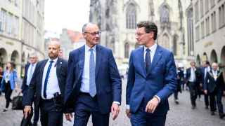 Канцлеру Фридриху Мерцу (слева) пришлось поддержать премьер-министра Северного Рейна-Вестфалии Хендрика Вюста