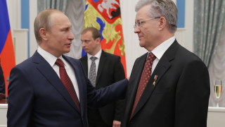 Владимир Богданов (справа) копит в «Сургутнефтегазе» триллионы неизвестно для кого