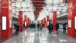 В оформлении станции «Мичуринский проспект», построенной китайским подрядчиком, использованы китайские мотивы — в знак признательности за многолетнее плодотворное сотрудничество между Россией и КНР. Световые инсталляции на потолке украшают иероглифы, символизирующие дружбу. 