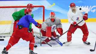 Хоккей. Мужчины. Тренировка

Мужская сборная России по хоккею завоевала золото в 2018 году, обыграв в финале Германию со счетом 4: 3. Однако на этих Играх перед российскими хоккеистами стоит более сложная задача. Количество команд в этом году увеличилось до 12 из 10, и команде, которая на прошлогоднем чемпионате мира заняла лишь пятое место, потребуется преодолеть жесткую конкуренцию со стороны Финляндии и Канады.