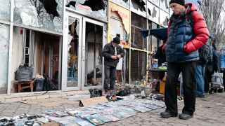 Люди разворачивают уличные лавки прямо посреди развалин.