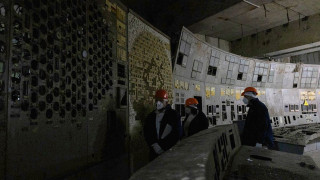 Сотрудники у пульта управления четвертого энергоблока Чернобыльской АЭС