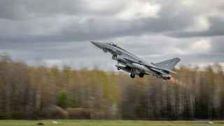 Истребитель Eurofighter Typhoon ВВС Германии взлетает с авиабазы Лиелварде в Латвии 
