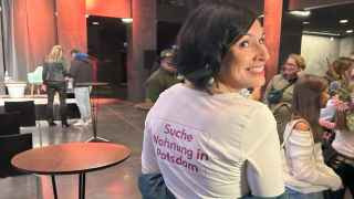 Нуша Аубель, беспартийный мэр Потсдама. На майке надпись: «Ищу жилье в Потсдаме» – и это не предвыборный трюк, а реальность фрау Абель, она с двумя детьми и партнером Сашей Крэмером живет в квартире с одной спальней