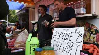 Город после активных боев пытается вернуться к жизни. Граничит эта жизнь со смертью: жители разворачивают стихийные рынки рядом с могилами погибших в боях, которые были похоронены на газонах.
