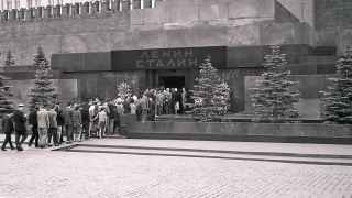 В мавзолее тихой сапой прописаны по-прежнему эти двое