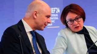 Антон Силуанов (министр финансов, слева) и Эльвира Набиуллина (председательница ЦБ) должны будут сделать невозможное