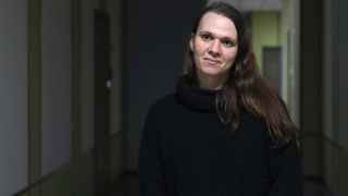 У Кати (Санкт-Петербург, 1982) есть семья, двое детей и хорошая работа. Недавно она попала в национальные новости: она опротестовала запрет на участие в работе избирательного участка после трансгендерного перехода. Ее протест увенчался успехом: она занималась подсчетом голосов на муниципальных выборах в сентябре прошлого года.
«В России все думают, что это нормально, если вы скажете, что вы алкоголик, но сразу сходят с ума, когда вы говорите, что трансгендер. Разве это не дико?»