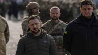 Коррупция может стоить Владимиру Зеленскому (в центре кадра) доверия союзников