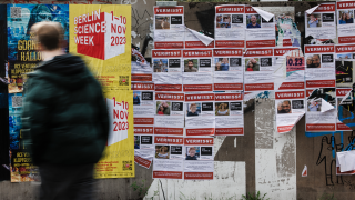 Листовки с портретами людей, похищенных ХАМАС в Израиле