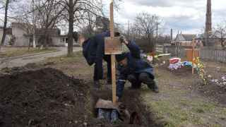 Захоронение погибших местных жителей в Мариуполе