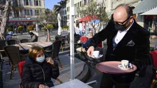 Веранда кафе в Ньоне, Швейцария.