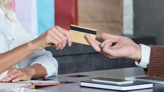 Кредитная карточка – самый рискованный способ займа для банков, но в России все равно все благополучно