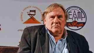 Получил российский паспорт от Владимира Путина в январе 2013 года.
В 2022 году назвал вторжение России в Украину «сумасшедшим и недопустимым эксцессом» Путина. Пообещал передать средства от продажи билетов на три концерта в Париже в поддержку пострадавших от войны украинцев.