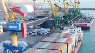 Порт Актау на Каспии – важная часть Срединного коридора. Контейнер проходит весь маршрут всего за 15 дней; по территории России – за 20-30 дней