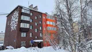 В рассказах нынешних и бывших заключенных ИК-3 описываются суровая среда, скудные условия жизни, а также физическая и психологическая жестокость.