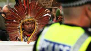 На самом саммите по программе в пятницу был день молодежных и общественных климатических организаций. А президент COP26 Алок Шарма заявил участникам переговоров: «Нельзя, чтобы и на второй неделе оставалось значительное количество нерешенных вопросов». Самая острая дискуссия идет вокруг так называемой статьи 6 Парижского соглашения – о создании мирового рынка углеродных единиц, торговли ими, обмена и учета, определении углеродной цены.