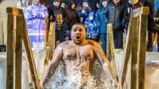 Слово «крещу» дословно в переводе с греческого означает «погружаю в воду». 


Мужчина во время крещенских купаний в купели на территории храма иконы Божьей Матери "Утоли моя печали" в Челябинске. Температура воздуха -5 градусов по Цельсию. 
