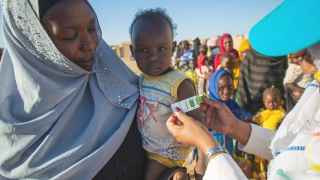 Перемещенные дети проходят обследование на предмет недоедания в штате Ривер-Нил, Судан