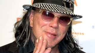 В 2014 году встречался с Путиным во время поездки в Россию. Позировал в футболке с изображением Путина в ГУМе.
В 2022 году называет войну на Украине «кошмарным сценарием»: «Когда я молюсь перед сном, говорю: «Господи, пусть он [Путин] найдет в своей душе что-то, чтобы сказать "Ладно, хватит”».