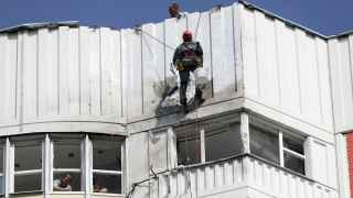 Дом на улице Атласова в Москве после атаки беспилотника