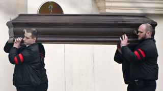 Гроб Навального несут в церковь.