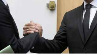 Армрестлинг, в котором одна сторона давила не в ту сторону