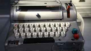 В экспозиции XX века можно будет найти инсталляцию, посвященную линии «Москва — Вашингтон», а одним из центральных объектов станет инсталляция, посвященная шифровальной машине «Фиалка» (М-125), изобретенной в СССР после Второй мировой войны