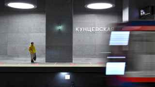 Главная идея архитектурно-художественного решения «Кунцевской» — монументальность, единство и целостность интерьера станции и вестибюлей, будто высеченных из цельного камня. Поверхности полов, стен и потолков имитируют мозаичную технологию тераццо в светло-серых тонах. Геометричность форм и прямые углы на станции сглаживают цилиндрические светильники, которые придают пространству камерность.