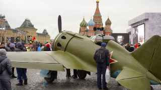 «Мы хотели показать, как жила Москва в 1941 году, чем были заняты люди в городе. Такой формат мы решили выбрать, так как он более полноценно погружает людей в атмосферу того времени», — пояснила Драгунова. По ее словам, если формат понравится горожанам, власти продолжат экспериментировать с интерактивными мероприятиями.
