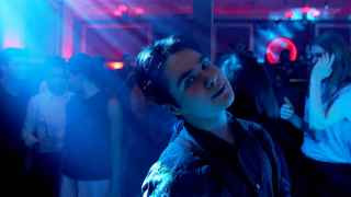 Александру (Мурманск, 1998) только что удалили грудь в Москве. Ему пришлось заплатить за операцию самому, потому что его семья больше не общается с ним. Это очень расстраивает его: «Я горжусь тем, кто я есть, но я чувствую себя очень виноватым по отношению к родителям».