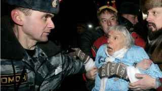 Основательница Московской хельсинской группы Людмила Алексеева в руках ОМОНа