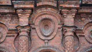 Краснокирпичная стена есть не только в московском Кремле, но и в латвийском Даугавпилсе, бывшем еврейском городе Двинске 