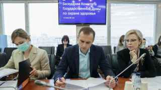 Заместитель председателя комитета по охране здоровья Сергей Леонов (в центре).