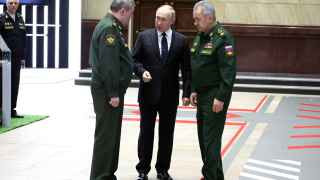 Евгений Пригожин (нет на фото) не даст Владимиру Путину (в центре) армию избирателей – как Сергей Шойгу (справа) и Валерий Герасимов